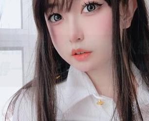 K酱的红裙，每一个细节都让人想停一下再停一下，作品的调调太微妙。