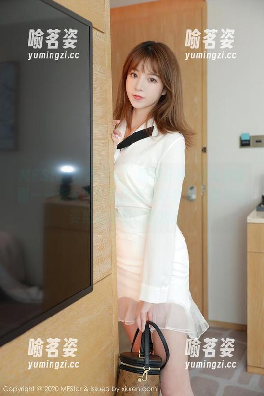MFStar模范学院-糯美子Mini MFStar模范学院 - 糯美子Mini戏水套图——泳衣也能冒出点儿小名堂,看她的姿势就像是在喝米汤!