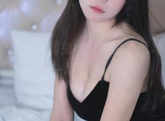 猜猜这Yiko湿润兔和她的女王气场，图片带你来一场无声的对峙。