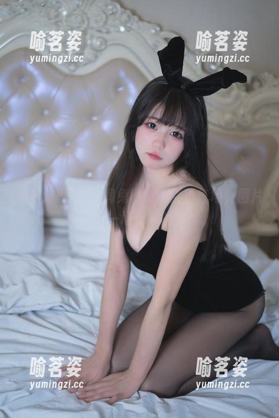 Yiko湿润兔 猜猜这Yiko湿润兔和她的女王气场,图片带你来一场无声的对峙。