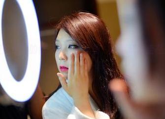 pans – 娃娃白丝的作品集，分享着，她真就像走在光影中的…淡淡诗意一样。