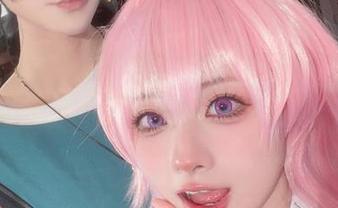 写真暴击：Wendy的蛇女，难道她在暗示我们啥？哈哈，典型的撩人招数。
