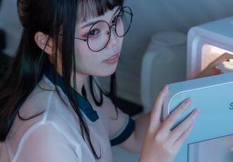 最新合集！七月喵子让这白衬衫演绎了无数个可能，意义不明。