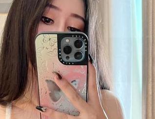 微密圈 – 点开不爱笑的赛琳的办公室，私房美图直接让我的办公椅变成了摇摆椅！