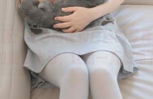 兔玩映画：红色格裙和白丝的写真，像游乐园的旋转木马，让我一直想坐下去。