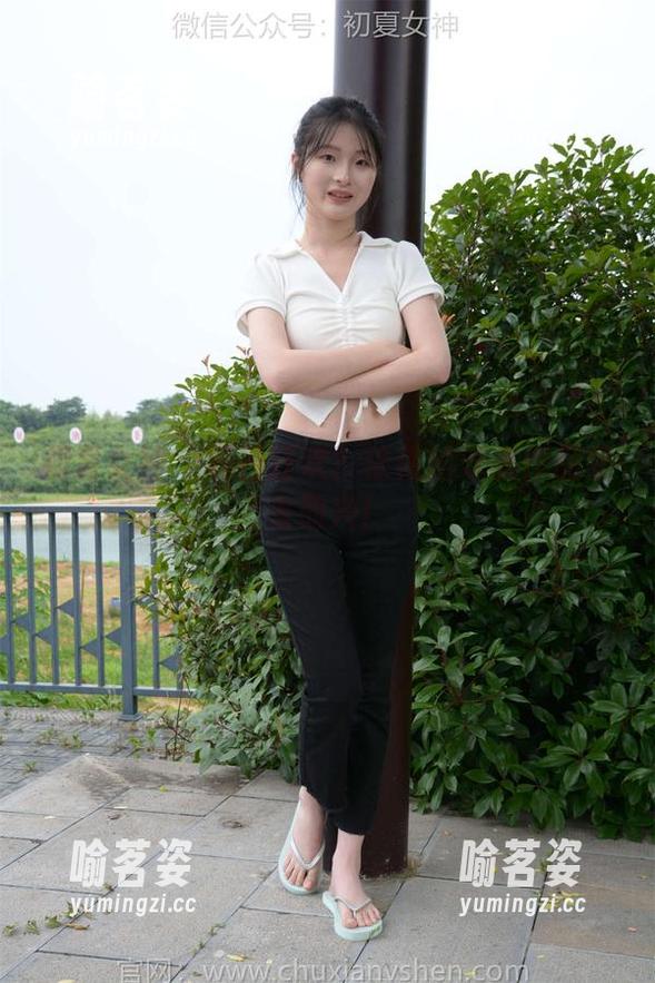 初夏女神-依依 初夏女神 - 夏日狂欢?依依的泳衣作品集来助兴!
