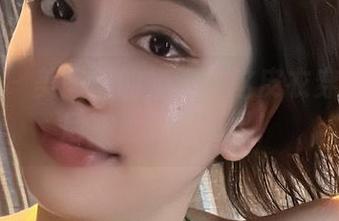微密圈 – 美图里的奶雯：这皮衣穿上去之后，走路都带风！