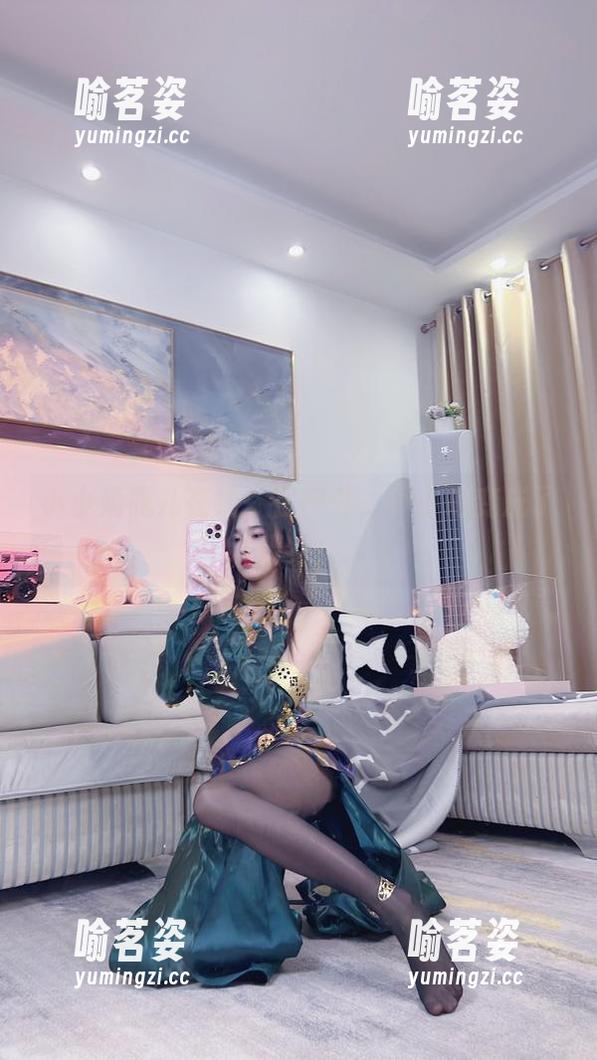 小小奶瓶儿 小小奶瓶儿在线:在户外,不小心变成了模特!