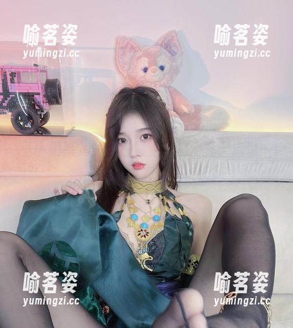 小小奶瓶儿 小小奶瓶儿的生日限定,这个兔子造型一绝,图包再来多几张呗!