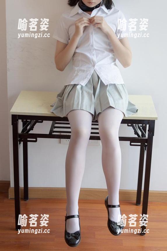 少女秩序 - 图集中，乐栀虎背熊腰的瑜伽，太松弛了，甚至还有条蚊子落在了垫子上…是要飞了吗？