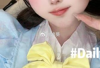 嶋葵的作品里这只蓝色兔子如梦如幻，让我想来一场奇妙的森林探险。
