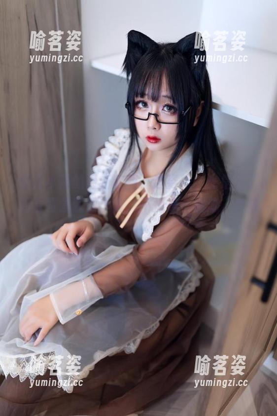 樱井小莜的最新套图，这姿势，光是为了配合背景就很丰富，不愧是个潮流“女孩”！