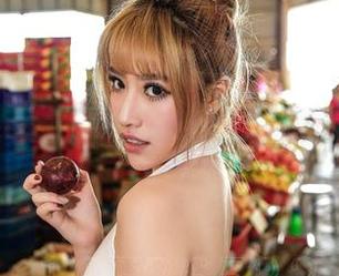 爱丝 – 若兮的私拍：女王心态，骑上我的沙发！