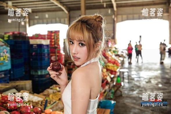 爱丝-若兮 爱丝 - 若兮的私拍:女王心态,骑上我的沙发!