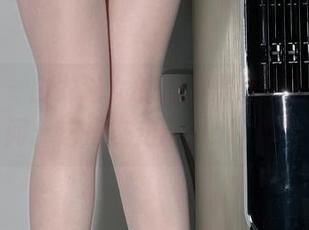 微密圈 – 白龙猫女的高清黑丝黑靴，真想问：这是在走猫walk吗？