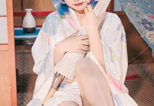在粉色格子裙的陪伴下，神沢永莉的这次写真更新居然冒出了几分俏皮？
