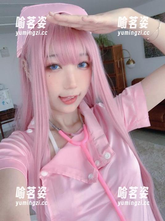 短裙的精致与cos的随意，超皮皮皮奶的选择真让人好奇