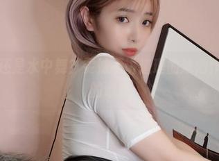 日光浴还是水中舞？雯妹不讲道理的泳池作品引发的遐想