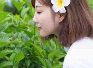 魅妍社 – 听说芝芝Booty的白衬衫能让人上瘾，快来下载原图试试。