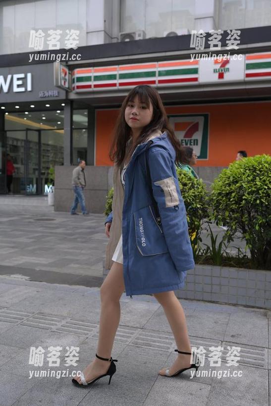 魔镜街拍-婷婷 魔镜街拍 - 在办公室里漫游的黑丝,婷婷的工作日常,有些小调皮,免费套图已备好!
