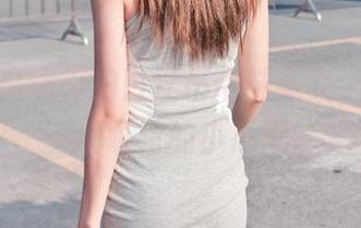 更新！魔镜街拍白丝吊带袜美女，今天来一波吸睛的小心思。